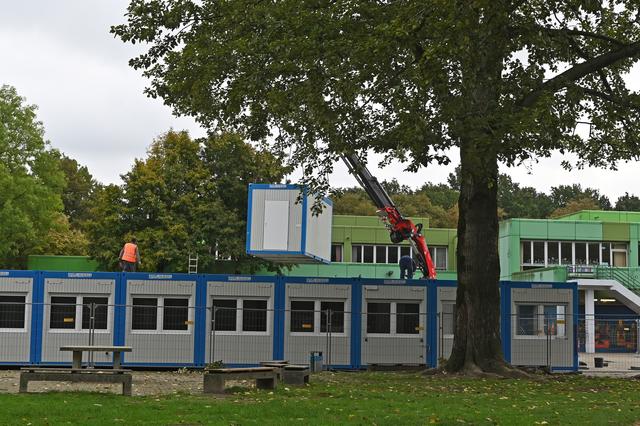 Am Mittwochvormittag (9. Oktober) wurden gleich mehrere Container für Ersatzklassenräume auf dem Schulhof der Barkenberger Grundschule durch eine Fachfirma aufgebaut.