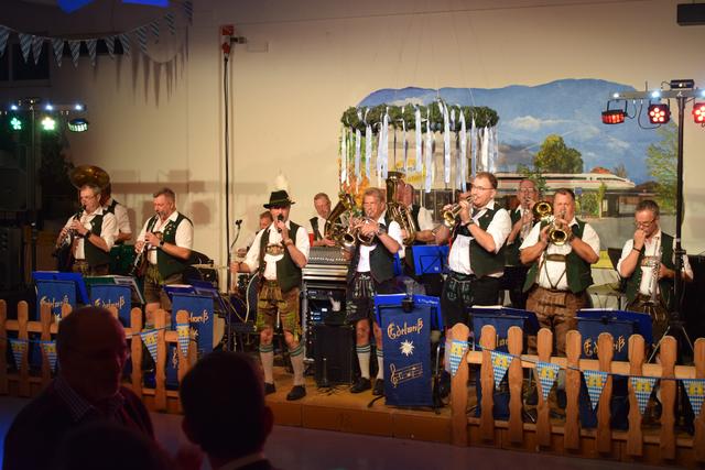 Zwischen 200 und 230 Leuten aus Nah und Fern feierten ausgelassen bis in die frühen Morgenstunden beim 9. Oktoberfest beim BSV Friedrichsfeld "Alter Emmelsumer 1868".
