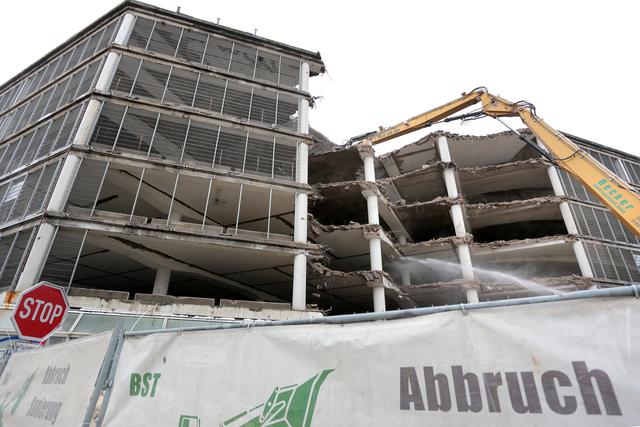 Das Parkhaus am Kurt-Schumacher-Platz macht einem schmucken Neubau Platz und schrumpft mehr und mehr zum Gerippe.