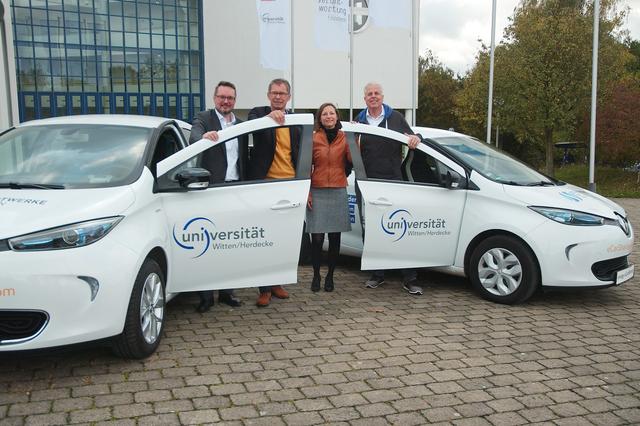 Die beiden neuen e-Car-Sharing-Fahrzeuge präsentieren Markus Borgiel, Stadtwerke; Christian Uhlich, innogy; Sonja Eisenmann, Stadt Witten und Jan Peter Nonnenkamp, Uni.