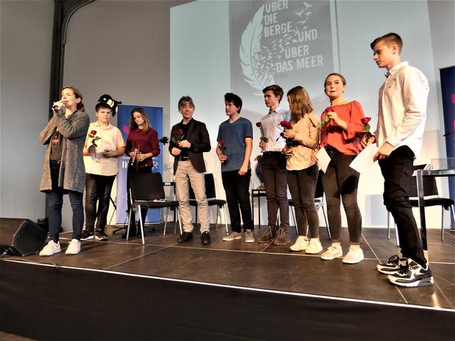 Die für Kinder- und Jugendliteratur zuständige Programmleiterin der Lit.Ruhr, Angela Furtkamp, bedankt sich beim Jugendbuchautor Dirk Reinhardt und den sieben Karl-Ziegler-Schülern Maja Muth, Tobias Klümper, Sandra Rekus, Marvin Seven, Noah Wimper, Emma Engelke und Raul Zieren für ihre gelungene Literatur-Präsentation.