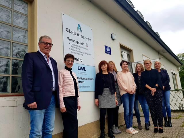 Der LWL und die Suchthilfe Wendepunkt in Neheim besiegelten jetzt ihre weitere Zusammenarbeit. An der offiziellen Vertragsunterzeichnung nahmen Dr. Irene Faupel, Chefärztin und Leiterin des LWL-Rehabilitationszentrums Südwestfalen (LWL), Christine Enste, Therapeutische Leitung (LWL), Barbara Menk, durchführende Psychologin/psychologische Psychotherapeutin (LWL) und Helmut Melchert, Leiter des Fachbereiches „Allgemeine und soziale Bürgerdienste“ teil sowie Susanne Beyer, Leiterin des Wendepunktes, und Mitarbeiterinnen und Mitarbeiter der Fachstelle.