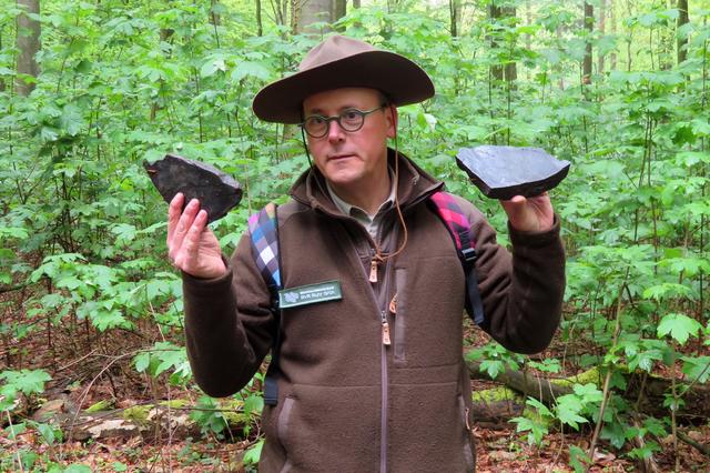 Eine Schatzsuche für die ganze Familie nach Fossilien mit dem Ranger Dirk Bruszies. Foto: Bludau