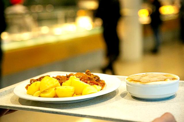 Kantinenessen soll nicht nur schmecken, sondern auch fair produziert werden, sagt die NGG und fordert die öffentliche Auftragsvergabe an tariftreue Caterer. | Foto: Zur Verfügung gestellt von NGG.