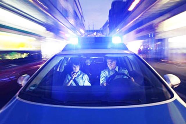 Eine 48-jährige Reiterin wurde am Mittwoch auf der Neheimer Straße durch den Außenspiegel eines blauen Lkw leicht verletzt. Der Sattelzug flüchtete anschließend vom Unfallort.