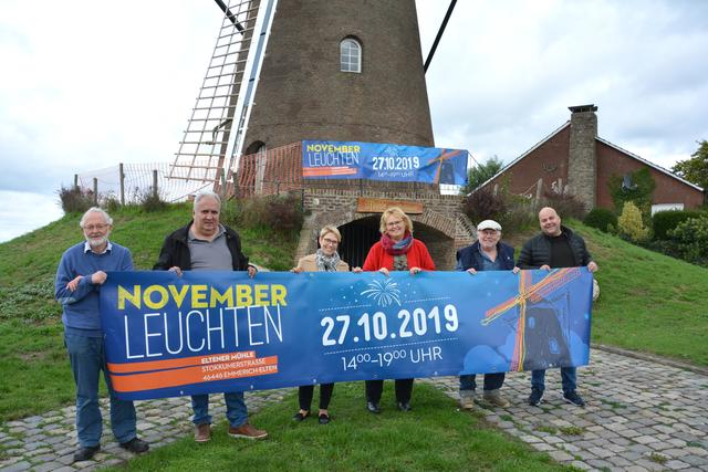 Die Müller, Wirtschaftsförderin Sara Kreipe (3.v.l.), Manon Loock-Braun (3.v.r.) und Sven Jansen freuen sich auf möglichst viele Besucher zum traditionellen Novemberleuchten. Foto: Jörg Terbrüggen