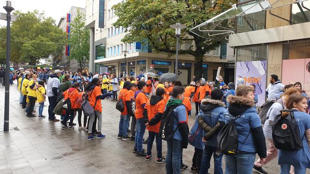 Ende September 2019: Auch kalter Nieselregen konnte Schüler*innen, Lehrer*innen, teilweise auch Eltern nicht davon abhalten, für die Zukunft ihrer Schule auf der Kettwiger Strasse zu demonstrieren. Jetzt ist mit der empfohlenen Version der Machbarkeitsstudie für den Neubau der Gesamtschule Bockmühle endlich der erste Schritt getan. Bis zu einem tatsächlichen Baubeschluß bleibt es leider noch ein langer Weg, bei dem die Schulgemeinde weiterhin kontinuierliche Unterstützung brauchen wird.