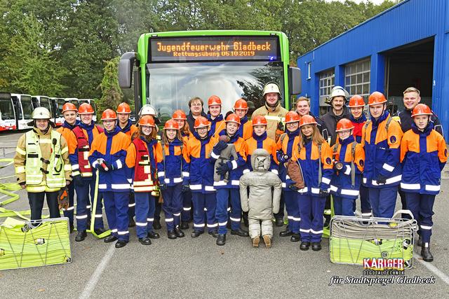 Nach der erfolgreichen Übung muss noch Zeit für ein Gruppenfoto aller Beteiligten sein. | Foto: Kariger/Stadtspiegel Gladbeck