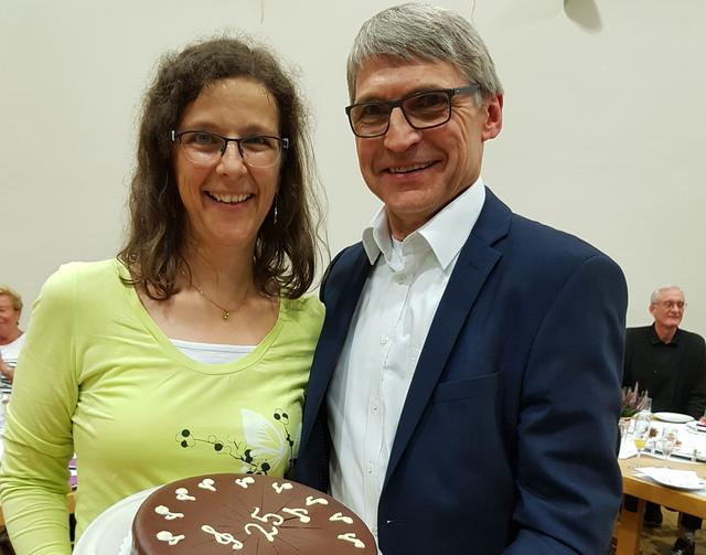 Zum Jubiläum gab es natürlich auch eine Torte: Matthias Krella mit Brigitte Krause-Deden.