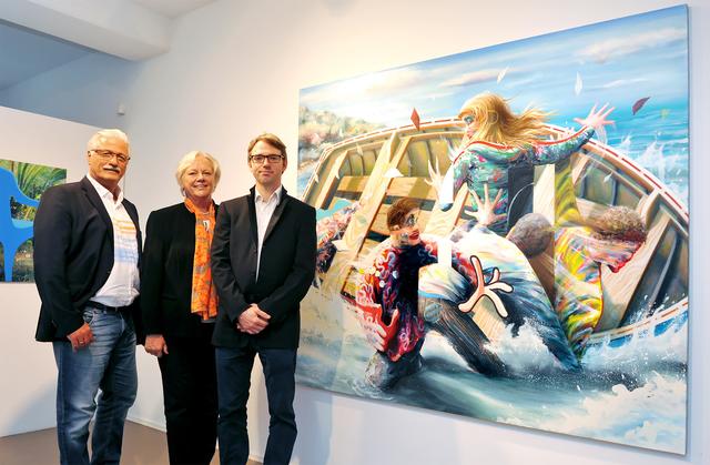 Auf dem Foto ist Thomas Agrinier (r.) zusammen mit dem stellvertretenden Bürgermeister Dieter Braschoss und Beate Domdey-Fehlau, Kuratorin des Kunstvereins zu sehen.