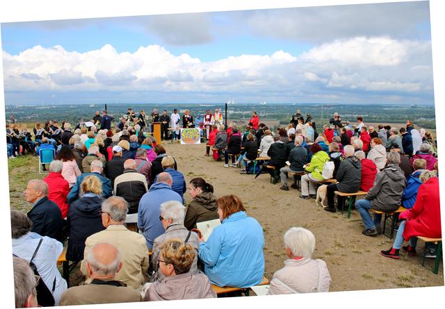 Seltene Gelegenheit: Wenn - wie beim "Friedensgebet der Religionen" jährlich im September - die Halde für ein paar Stunden zugänglich ist, nutzen Hunderte die Gelegenheit zum Aufstieg auf die "Asselner Alm".