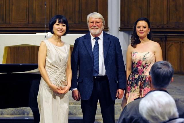 Shuri Tomita, Klavier und Stella Louise Göke, Gesang, mit dem Moerser Komponisten Bernd Hänschke
