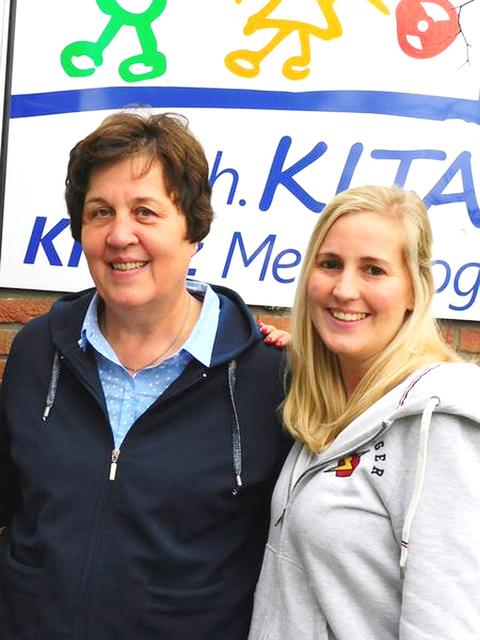 Die ehemalige Leiterin der Kita Hl. Kreuz in Mehrhoog, Maria Bauhaus-Erlebach (links) mit ihrer Nachfolgerin Anna Michalski.