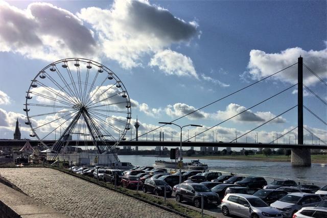 Mal wieder ein Riesenrad am Rheinufer: Mit St. Lambertus, Rheinturm und Oberkasseler Brücke