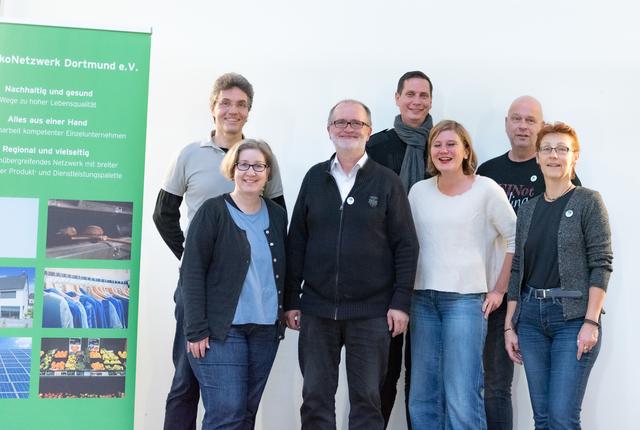 Im Bild: (v.l.) Stefan Schlepütz,Andrea von der Heydt,Stephan Becker, Michael Beamish,Jasmin Herold ,Ralf Bartel,Angelika Becker vom Verein Ökonetzwerk.