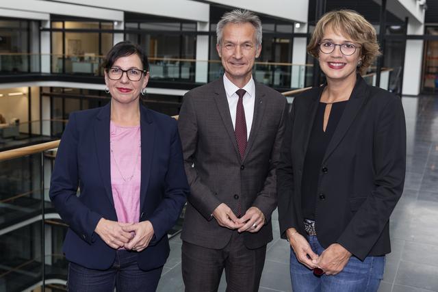 Die neue Leiterin des Referats 41 der Stadt Gelsenkirchen: Andrea Lamest (l.) mit OB Frank Baranowski und Stadträtin Annette Berg. Fotos: Gerd Kaemper