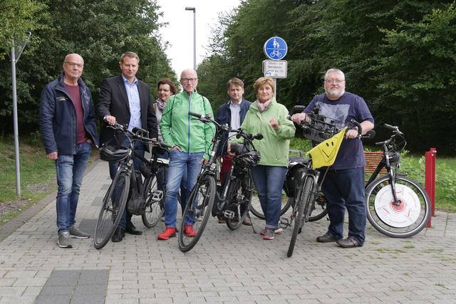 Der stellvertretende. Fraktionsvorsitzender der Hertener SPD Wolfgang Kumpf, Stadtbaurat Christoph Heidenreich, Ursula Keßler von der Stadtentwicklung, Bürgermeister Fred Toplak, Frank Girke von den Hertener Stadtwerken, Brigitta Steimann und Jürgen Busch vom ADFC Herten (v.l.) sind zufrieden mit der neuen, innovativen Beleuchtung. Foto: Stadt Herten