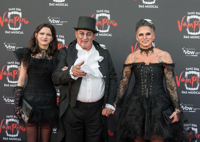 Heinz Hoenig hatte am Premierenabend sichtlich viel Spaß. Fotos: Stage