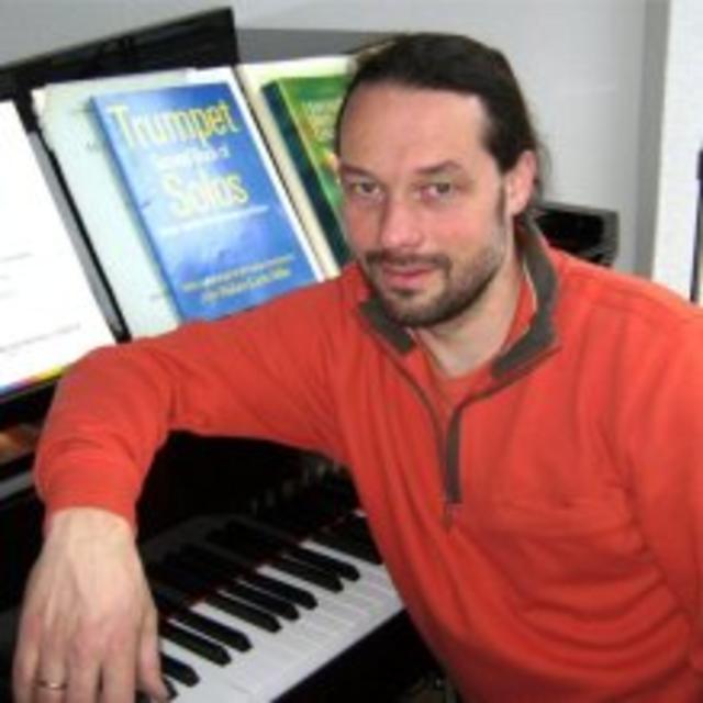 Stefan Büscherfeld wird den Workshop leiten. Der erfahrene Musiklehrer, Chorleiter und Instrumentalist hat ein Konzept entwickelt, um auch Neulingen den Einstieg in die Musik und den mehrstimmigen Gesang zu ermöglichen.