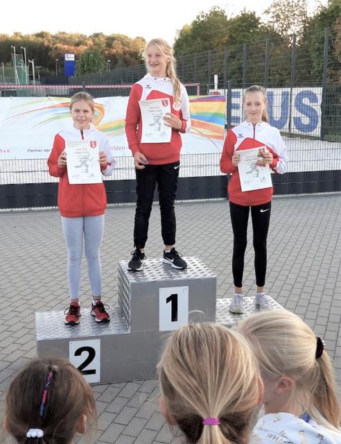 Bei den offenen Velberter Stadtmeisterschaften war das Siegerpodest mit Emma Engel, Mischa Jesse und Charlotte Schüren komplett in Werdener Hand.
Foto: WTB