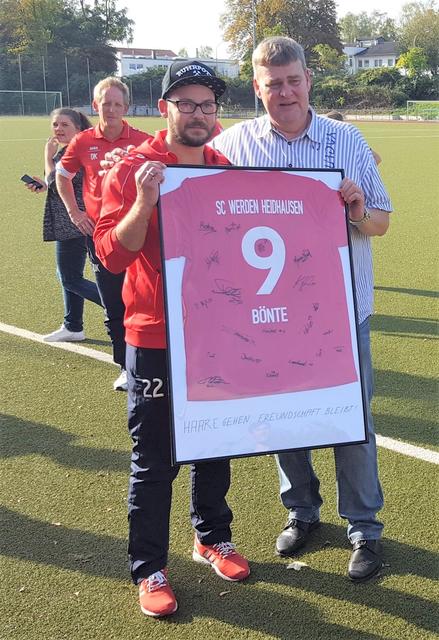 Vor dem Spiel verabschiedete Vereinspräsident Hans-Jürgen Koch das SC-Urgestein Yannick Bönte, den es in die Reserve zieht.
Foto: Henschke