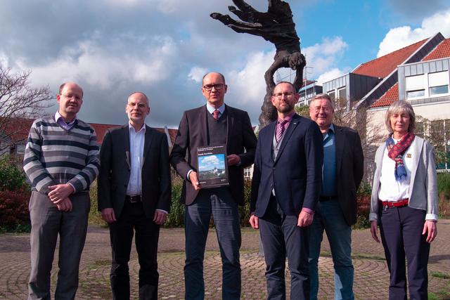 Erläuterten das Projekt „Denkmaltopographie für Iserlohn“ (v.l.): Kunsthistoriker Dr. Jörg Niemer, Dr. Michael Huyer (Referatsleiter beim LWL), Landeskonservator Dr. Holger Mertens, Stadtbaurat Thorsten Grote, Matthias Wehner, Abteilungsleiter Bauordnung und Denkmalpflege, und die Leiterin des Bereiches Städtebau Gabriele Bilke. Foto: Stadt Iserlohn