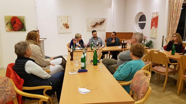 Die Protagonisten des Abends vertieft in der Diskussion um den Stellenwert des Uni-Klinikums für Holsterhausen: (v.l.) Britta Altenkamp, MdL, Steve Junkermann, Versammlungsleiter und Thorsten Schabelon, Leiter der Stabsstelle Marketing und Kommunikation der Universitätsmedizin Essen.