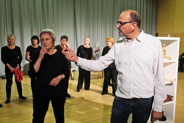 Die Proben für "Donnerberg und Gloria" laufen auf Hochtouren. Kulturamtsleiter Andreas Kind arbeitet schon seit Jaren mit der Theatergruppe "Spätblüte" und führt auch bei diesem Stück Regie. Foto: Kappi