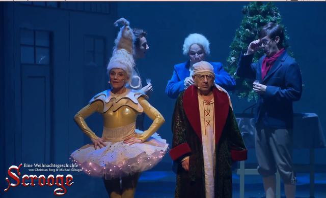 Ebenezer Scrooge bekommt Besuch von drei Geistern.