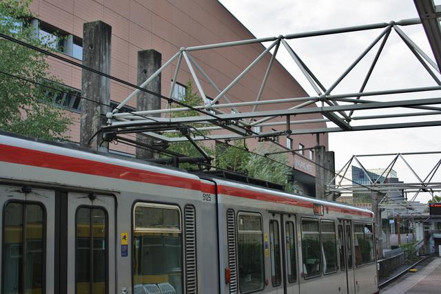 War bisher eine günstige Anfahrmöglichkeit zum Messebesuch: Knappe 6 Minuten braucht die U11 von der Endstelle, dem Messeeingang West und dem Zugang zum Grugabad bis zum Hauptbahnhof. Suchen nach Parkplätzen und Marschieren über diverse Parkhausetagen ist dann unnötig. Stattdesen muss künftig neben dem Messeeintritt ein extra Ruhrbahnfahrschein gekauft werden. Bei 4 Haltestellen vom Hauptbahnhof bis zum Messehaupteingang kostet das dann jeweils zur Hin- und zur Rückfahrt 2,90€, mit 2 Personen und einem 4-Fahrtenticket zahlt mensch dann immer 2,63 pro Ruhrbahnfahrt . In einem Messeparkhaus kostet die Autoparkstunde 1 € und pro Tag maximal 7€. Hier wäre eine ökologisch-ökoniomische Steuerung der Verkehrsströme mit positiver Schlagseite hin zu günstigen ÖPNV-Angeboten sinnvoll.