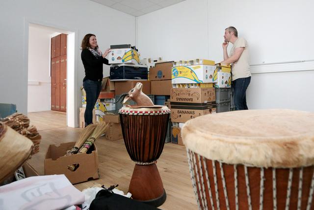 Die ersten Kisten sind schon im neuen Domizil an der Herner Straße angekommen - Gerd Stegemann und Henriette Roos haben schon mit dem Auspacken begonnen. Nach der Projektreise folgt der Rest.