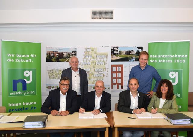 Norbert Franck, Klaus Kremer und Karl-Peter Arnolds von der Firma Nesseler Grünzig bei der Vertragsunterzeichnung mit Michael Lobe, Bürgermeister Daniel Zimmermann und Sabine Noll (von links).
Foto: Thomas Spekowius