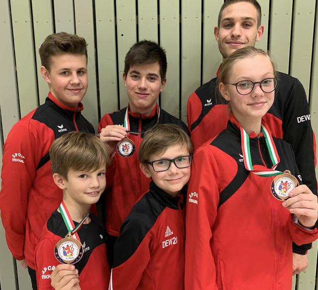 unten v.li.: Elias Möller, Bennet Kley, Anna-Lena Kley,
oben v.li.: Tim Zacharias, Johannes Woeste und Trainer Max Merfeld