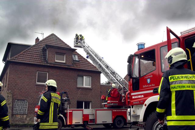 Für die Dauer des Einsatzes wurde die Straße im Bereich der Einsatzstelle teilweise gesperrt. Foto: Bludau
