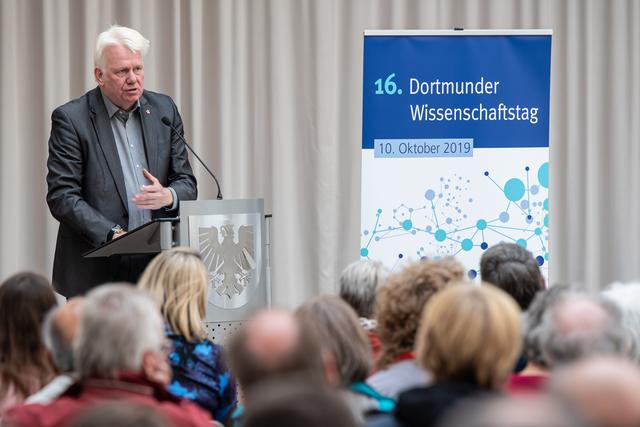 Oberbürgermeister Ullrich Sierau begrüßte rund 300 Dortmunder, welche die Wissenschaftslandschaft auf 13 Bustouren erkundeten.