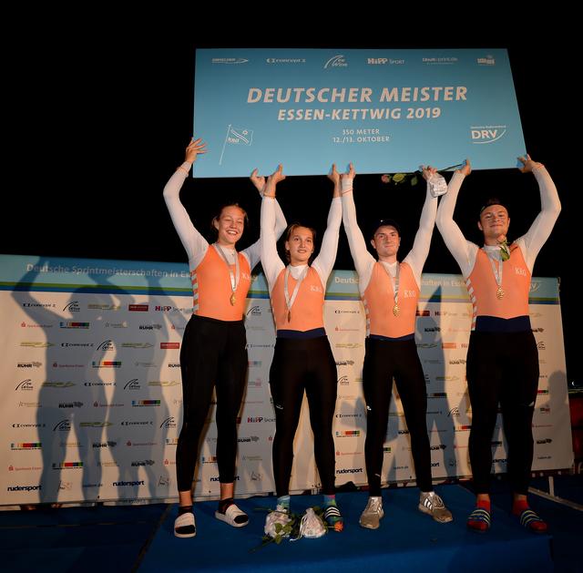 Als der Kettwiger Junioren Mixed-Doppelvierer mit Lene Mührs, Lena Siekerkotte, Paul Rasch und Jan Philips das erste Essener Gold im gleißenden Flutlicht einfuhren, kannte die Begeisterung keine Grenzen mehr. | Foto: KRG