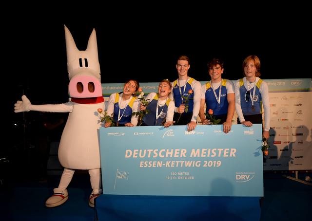 Das erste Gold für die Startgemeinschaft des ERRV gab es im Mixed-Doppelvierer der 15/16-Jährigen mit Emma Achenbach (KRG), Antonia Hinze (RaB), Fynn Strozyk, Henning Käufer (beide ETuF) und Steuermann Eric Voßbeck (RaB). | Foto: KRG