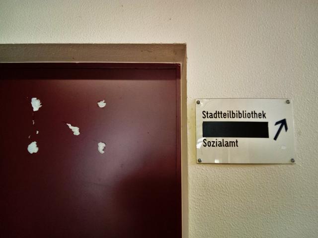 Zur Attraktivitätssteigerung der Stadtbibliotheken in Essen kann noch einiges getan werden - die Ausweitung der Öffnungszeiten ist da nur ein Aspekt. Im Bild der Aufgang zur Borbecker Stadtbibliothek im ersten Stock eines Bürogebäudes aus den siebzigern. | Foto: Walter Wandtke