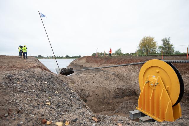 Ein großes Bauprojekt wie die 216 Kilometer lange Fernleitung ZEELINK beinhaltet viele Herausforderungen. Hierzu zählt ohne Zweifel die Unterquerung des Rheins in offener Bauweise mit einem Düker zwischen Rheinberg und Voerde-Ork.