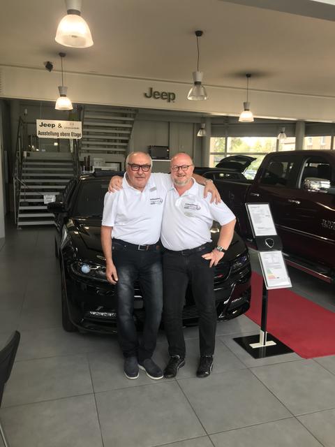 Karl-Heinz Katzner (l.), Inhaber des Autohauses Katzner, und Volker Taimer (Verkaufsleitung). Foto: privat