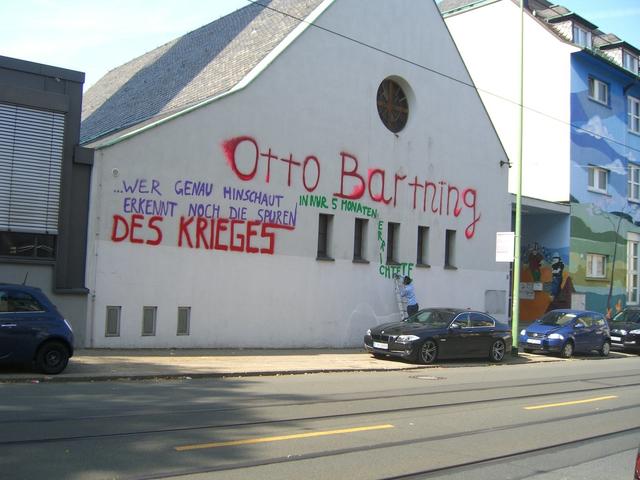 Architekt der Notkirchen ist der Berliner Kirchbaumeister Otto Bartning. 2015: Der Künstler Gigo Propaganda machte mit einer Aufsehen erregenden Aktion auf die Kirche, gebaut mit Kriegstrümmersteinen, aufmerksam.
