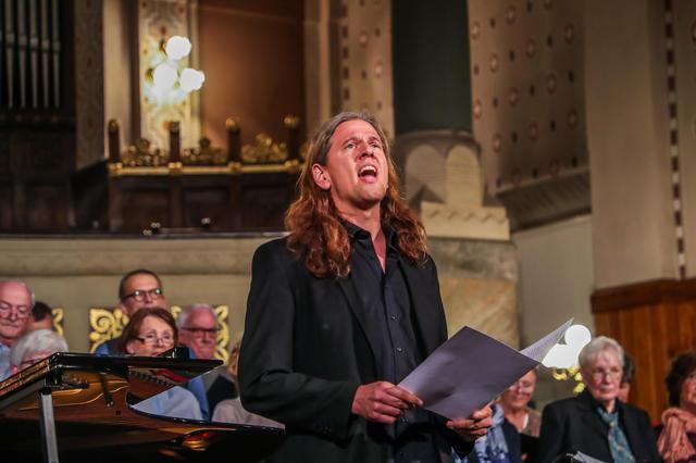 Frank Scheele mit dem Philharmonischen Chor des Musikverein Dortmund unter Leitung von Granville Walker.