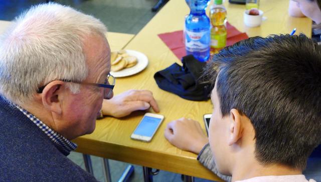 Junge Menschen helfen vor allem Älteren beim Umgang mit ihrem Smartphone (Handy). | Foto: Andreas Klinke