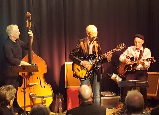 Die Jazzgitarristen Ali Claudi und Jan Bierther liefern sich ein virtuoses Duell.
Foto: Henschke