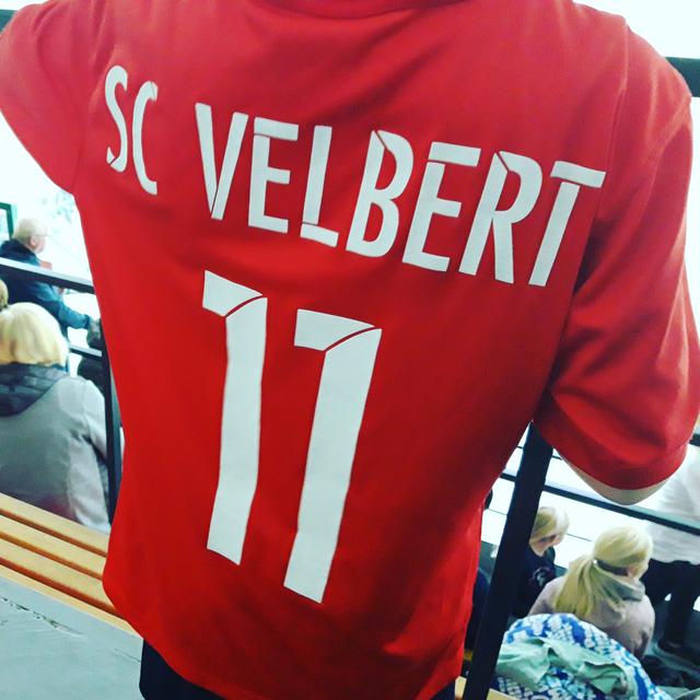 Ein Nachwuchskicker des SC Velbert verfolgt in einer Spielpause das Geschehen von der Tribüne aus.