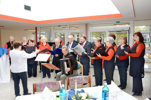 Der gemischte Deutsch-Russische Chor "Liederstrauß" unterhielt die Teilnehmer*innen der VdK-Jubiläumsfeier im Franziskus-Zentrum musikalisch.