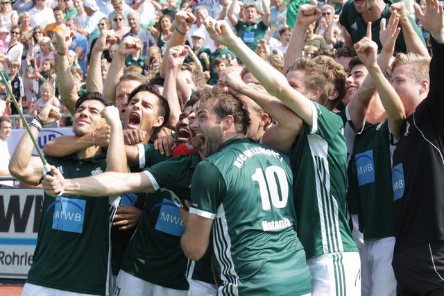 Das Uhlenteam jubelt über die Eroberung der Tabellenspitze.