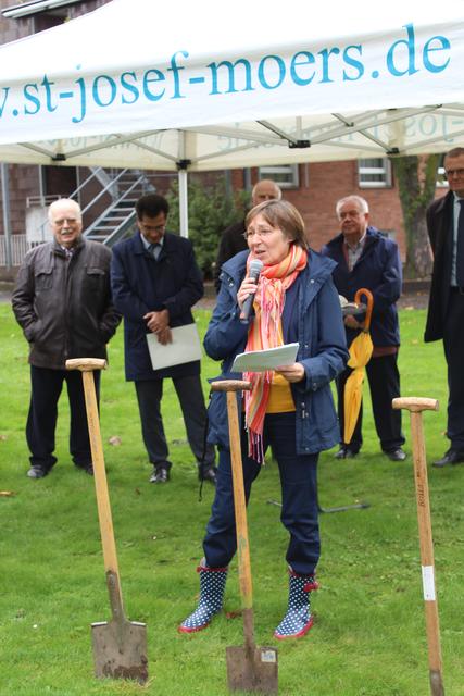Beate Bergmann, Leiterin des Hospiz Haus Sonnenschein, begrüßte die Gäste zum 1. Spatenstich.
