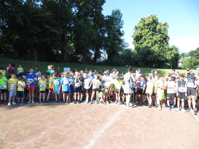 Startaufstellung der männlichen Jugend zum 1,8 km Lauf