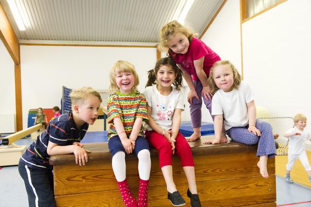Wie keine andere Sportart fördert das Kinderturnen alle wichtigen motorischen Grundfähigkeiten wie zum Beispiel das Laufen, Springen, Werfen, Schwingen und Drehen um alle Körperachsen. Foto: LSB NRW/Andrea Bowinkelmann